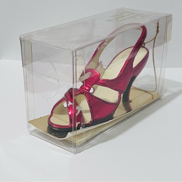 Metropolitan Museum of Art New York red shoe decor in sealed box. - Picture 9 of 14